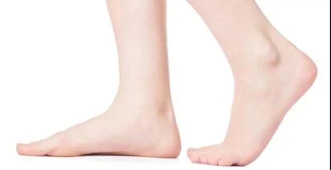 腳底艾灸你以為只是祛寒？竟還有這樣的功效！