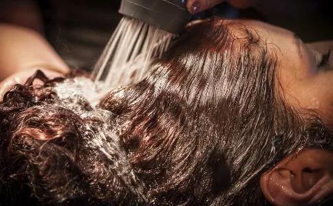 農村遍地的艾草煮水洗頭，長(cháng)期堅持，3大好處老少皆宜！